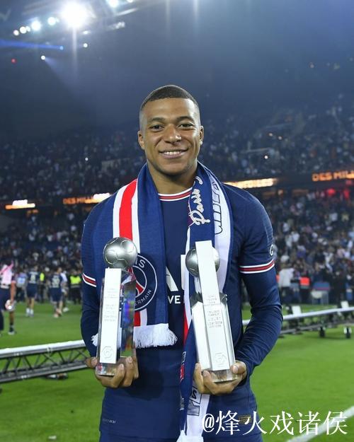 姆巴佩晒照展示全场MVP奖杯与比赛用球:团结 姆巴佩晒照展示全场MVP奖杯与比赛用球:团结